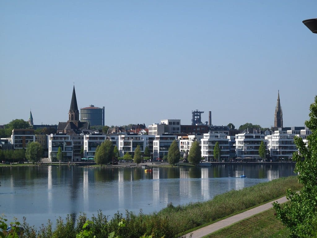 Sicherheitstechnische Betreuung in Dortmund: Phoenix-See mit Blick auf Hörde