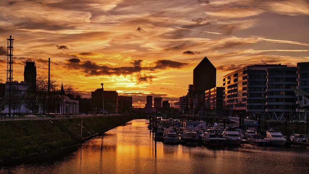 Sicherheitstechnische Betreuung in Duisburg: Innenhafen im Abendlicht