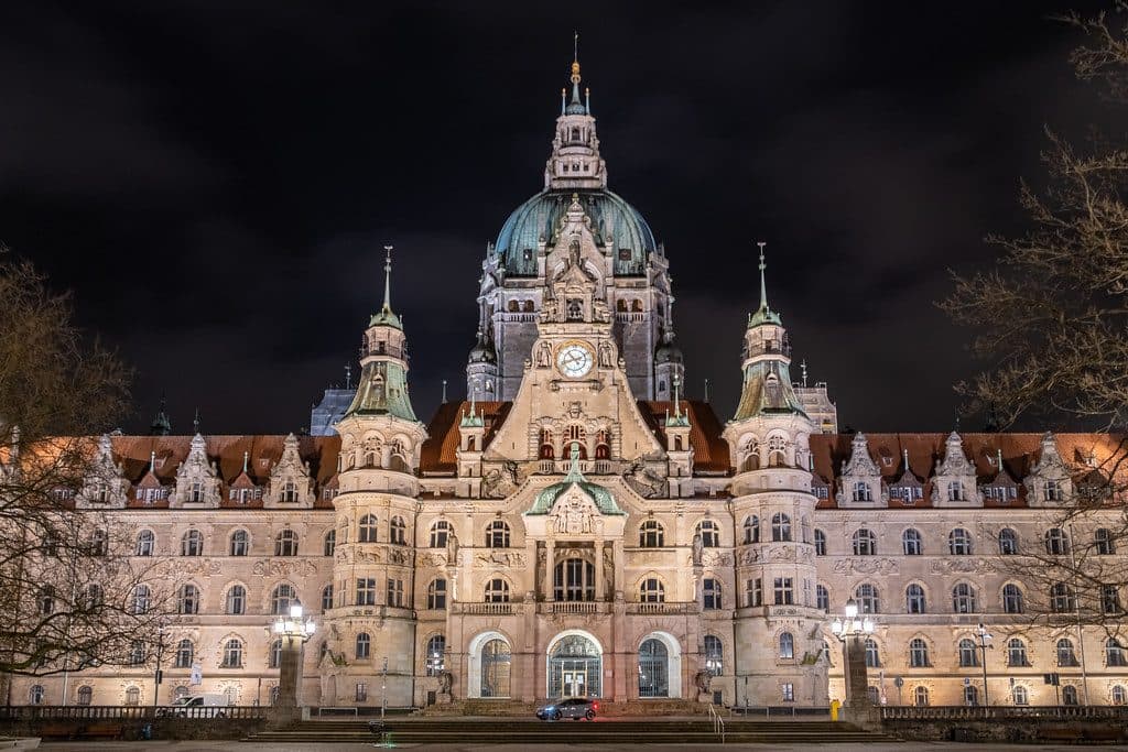 Sicherheitstechnische Betreuung in Hannover: Neues Rathaus bei Nacht