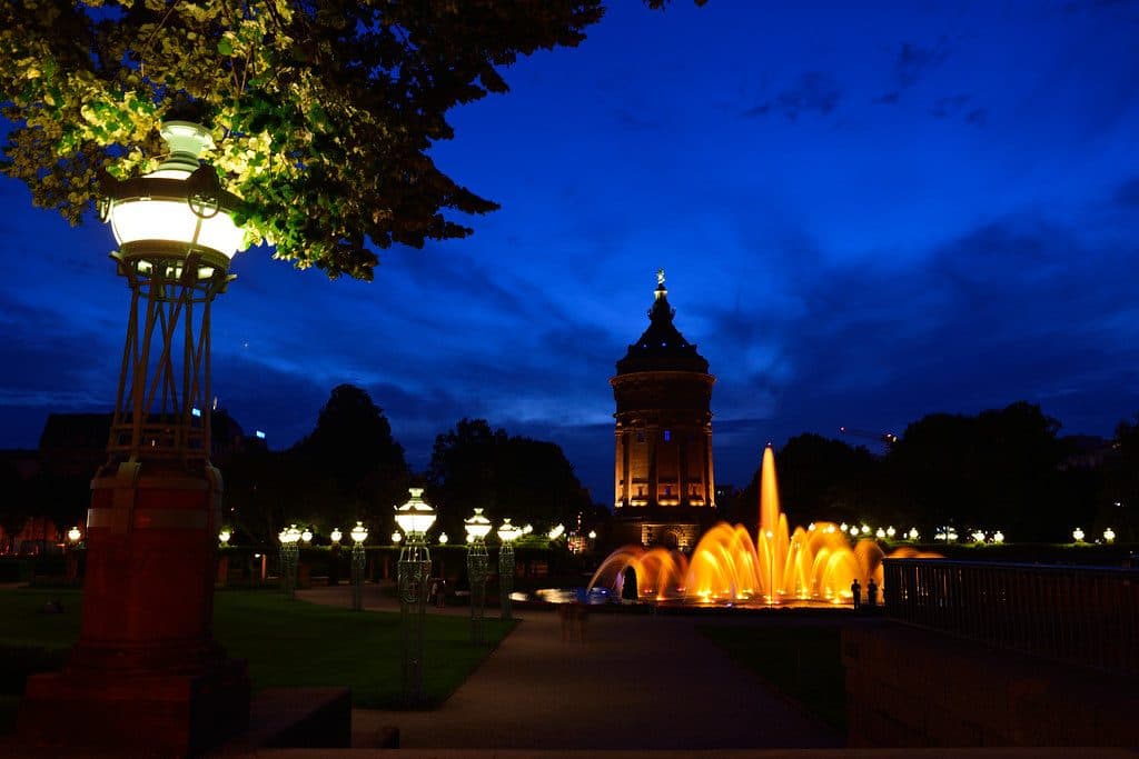 Sicherheitstechnische Betreuung in Mannheim: Wasserturm mit Fontänen bei Nacht