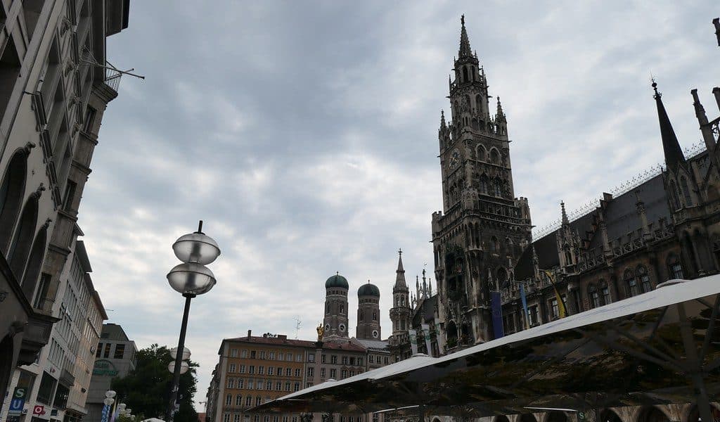 Sicherheitstechnische Betreuung in München: Neues Rathaus am Marienplatz mit den Türmen der Frauenkirche