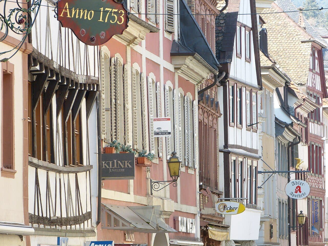 Sicherheitstechnische Betreuung in Neustadt: Fachwerkhäuser in der Hauptstraße der Altstadt