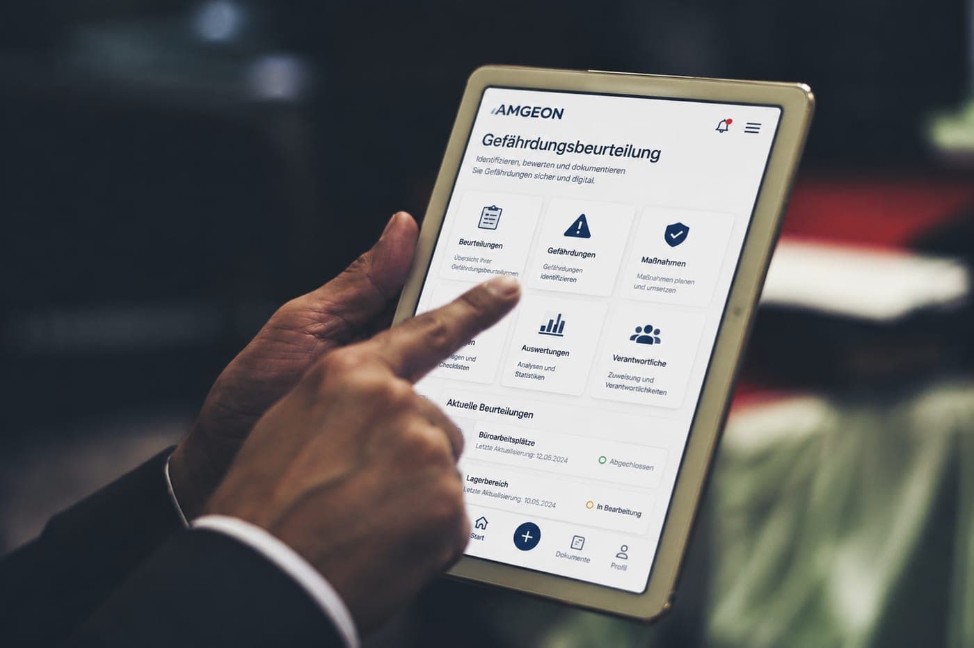 Gefährdungsbeurteilung digital: AMGEON-Oberfläche mit Beurteilungen, Maßnahmen und Auswertungen auf einem Tablet