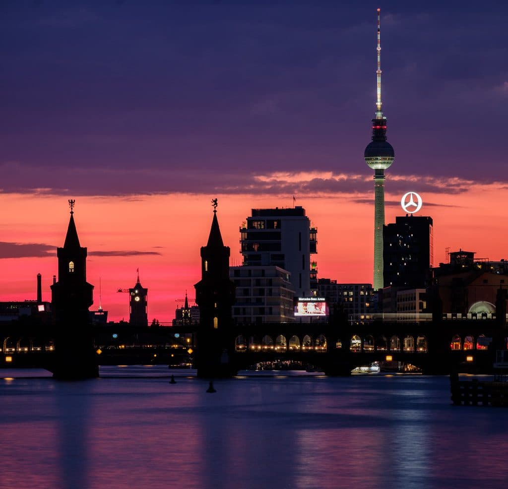 Sicherheitstechnische Betreuung in Berlin: Oberbaumbrücke und Fernsehturm bei Sonnenuntergang