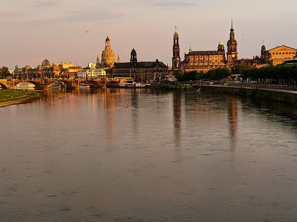 Sicherheitstechnische Betreuung in Dresden: Altstadtsilhouette am Elbufer in der Abenddämmerung