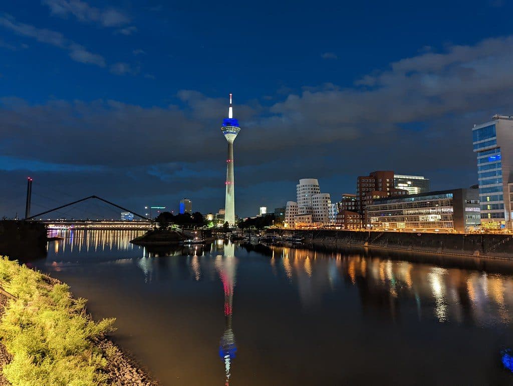 Sicherheitstechnische Betreuung in Düsseldorf: Medienhafen mit Rheinturm bei Nacht