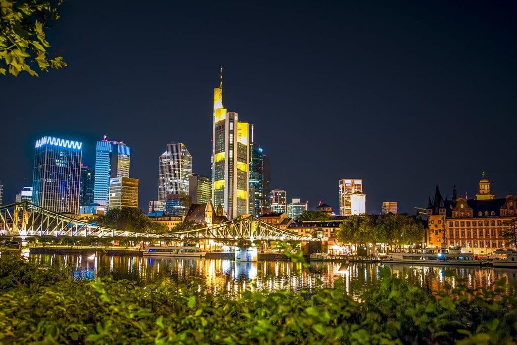 Sicherheitstechnische Betreuung in Frankfurt: Skyline am Main bei Nacht