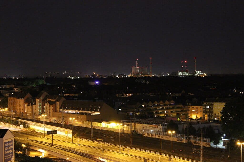 Sicherheitstechnische Betreuung in Ludwigshafen: Stadt und Industriekulisse am Rhein bei Nacht