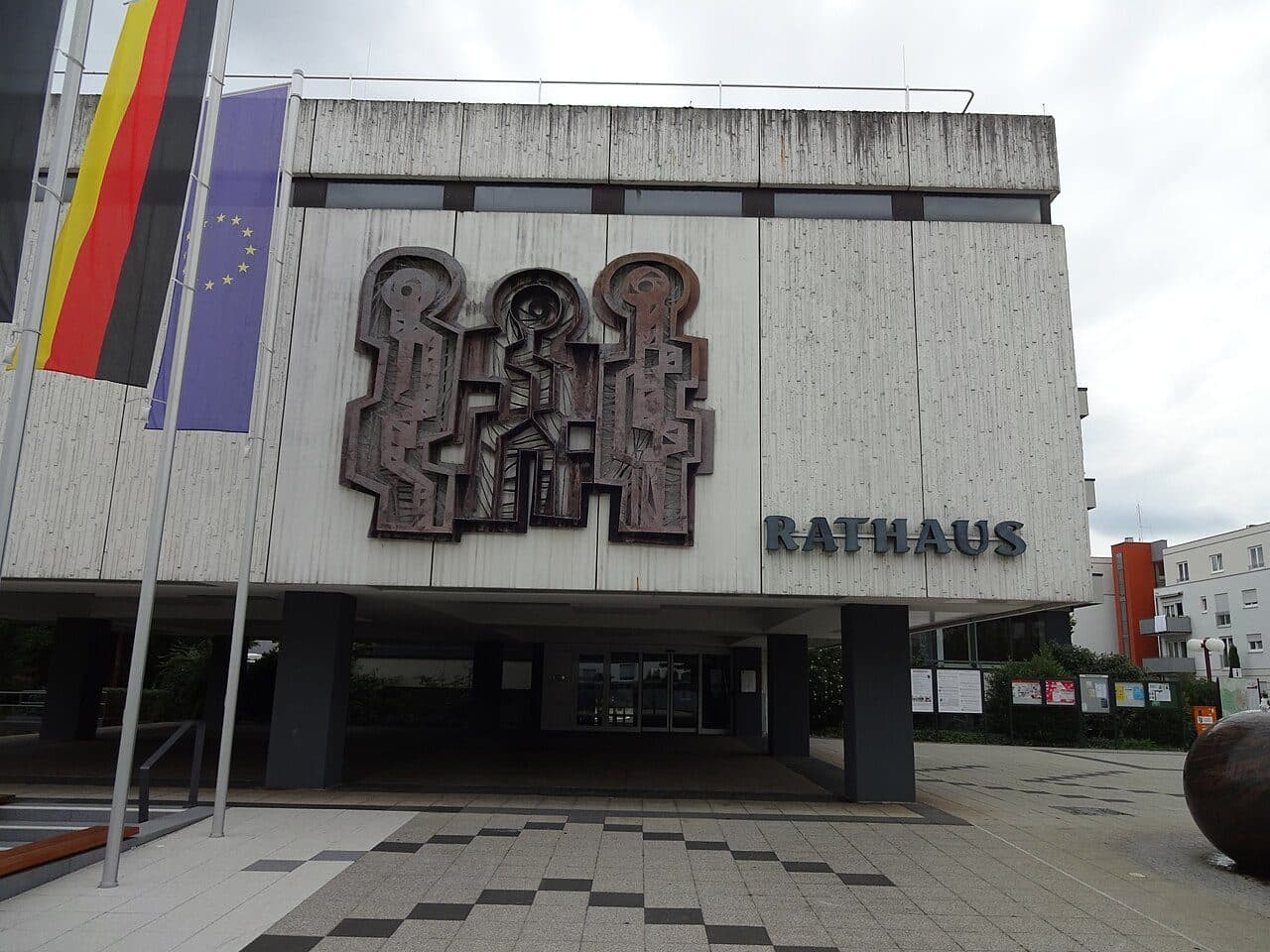Sicherheitstechnische Betreuung in Sandhausen: Rathaus mit dem Relief an der Fassade